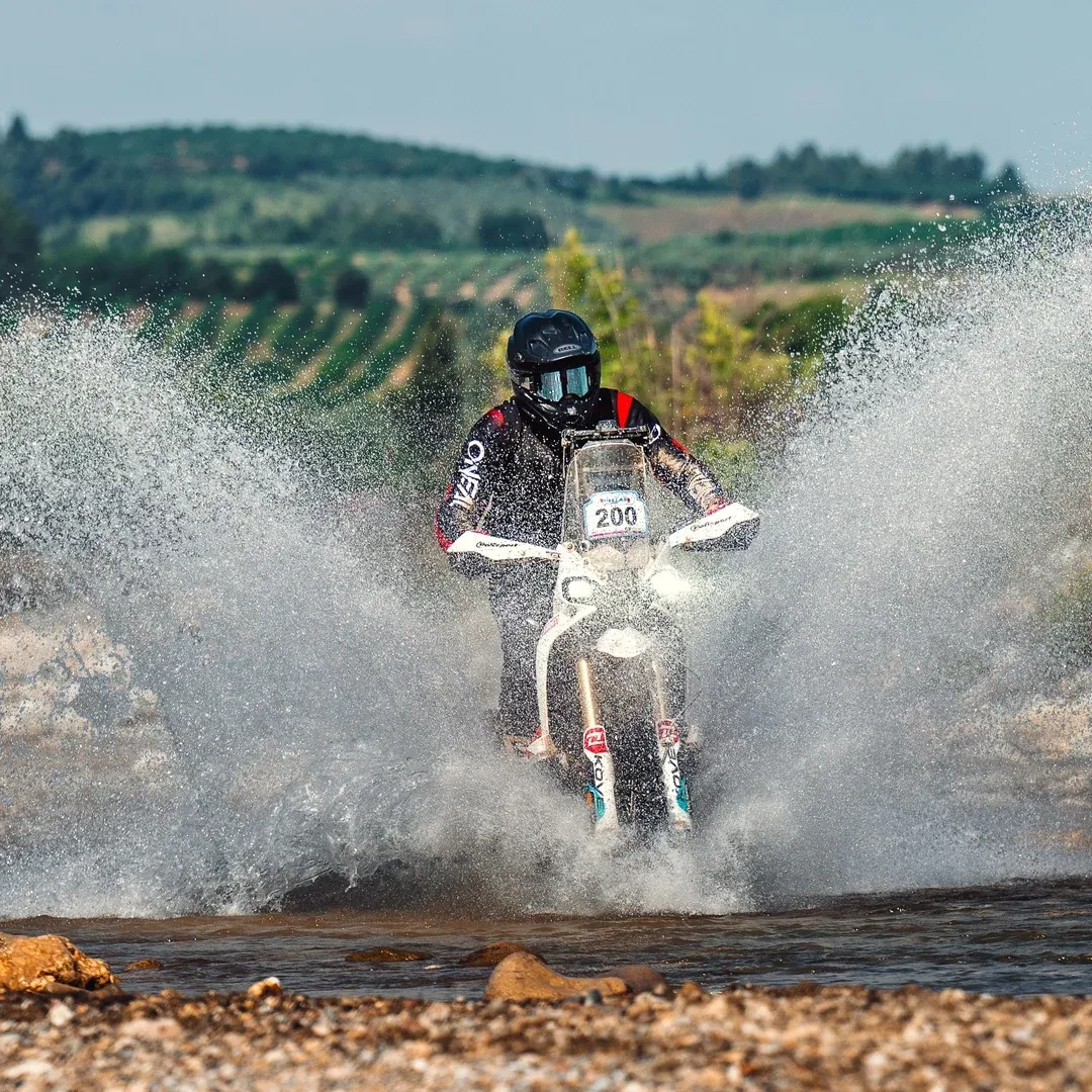 Renaud Respaud traverse un gué à moto