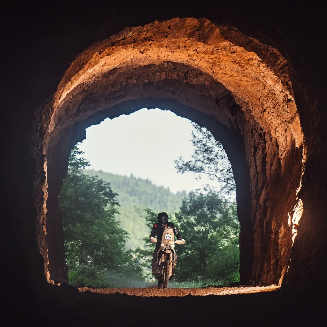 Renaud Respaud à la sortie d'un tunnel creusé dans la roche