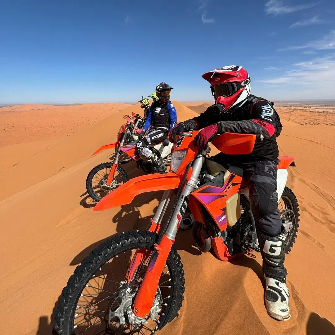 Renaud Respaud sur sa moto au sommet d'une dune
