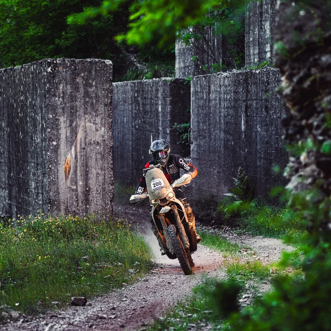 Renaud Respaud entre des ruines en forêt