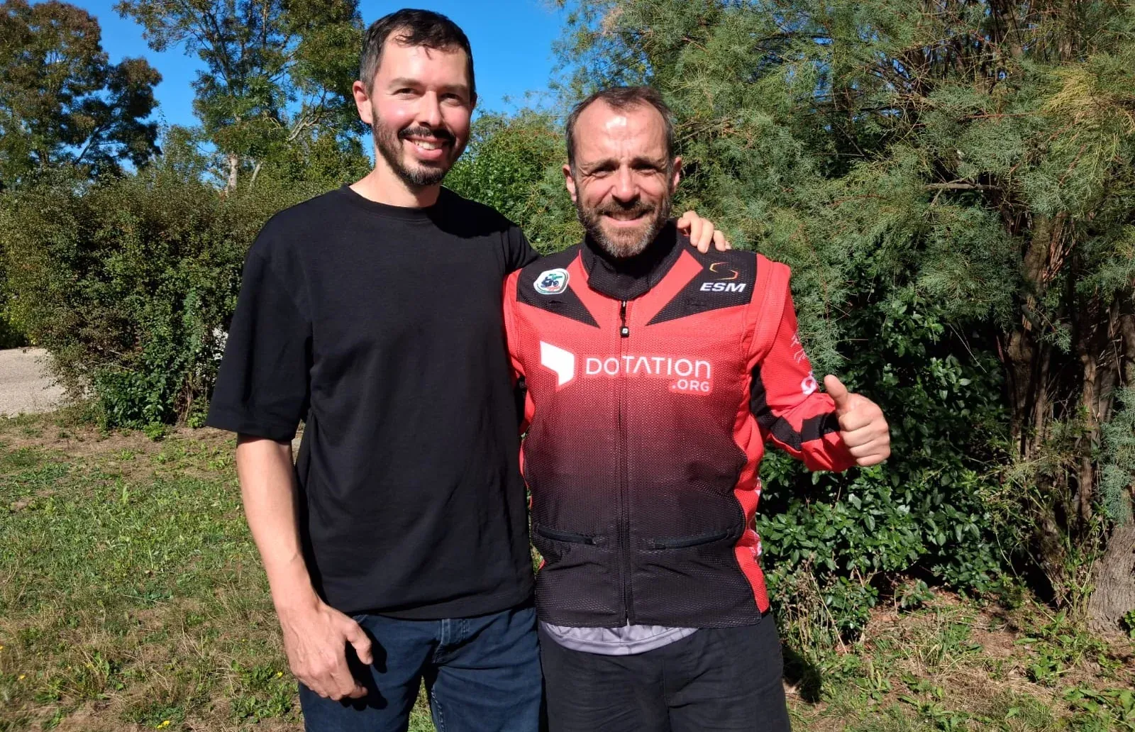 Guillaume Brachet et Renaud Respaud, en veste aux couleurs de Dotation.org